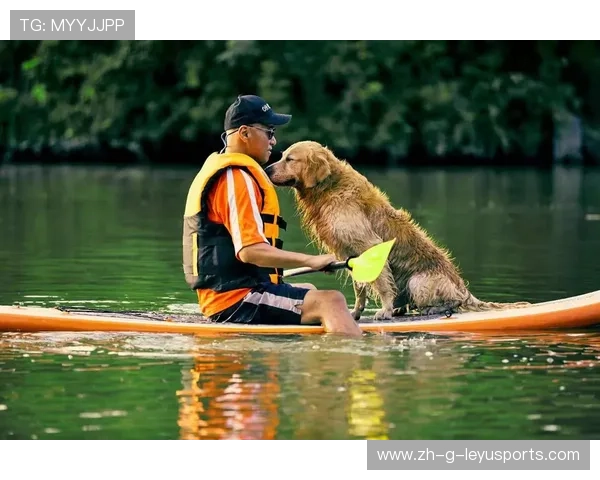 冲浪狗狗与主人同浪,比赛瞬间变萌宠秀